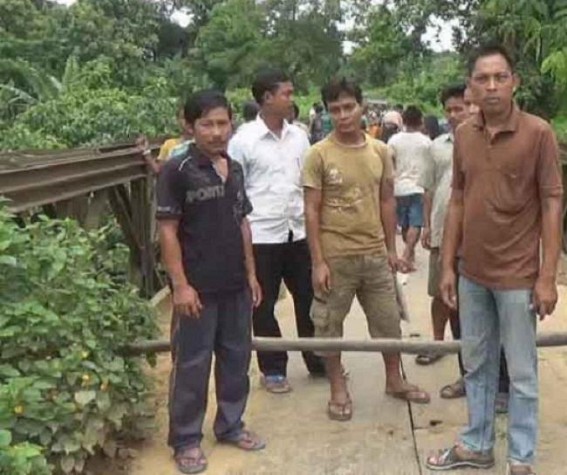 Kamalpur: Locale blocked road demanding drinking water, electricity and health facilities Kamalpur: Locale blocked road demanding drinking water, electricity and health facilities